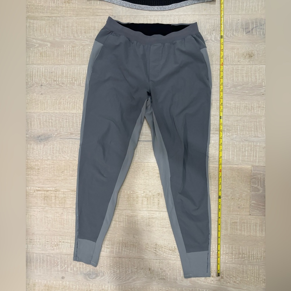 Small grey Lululemon athletic pants